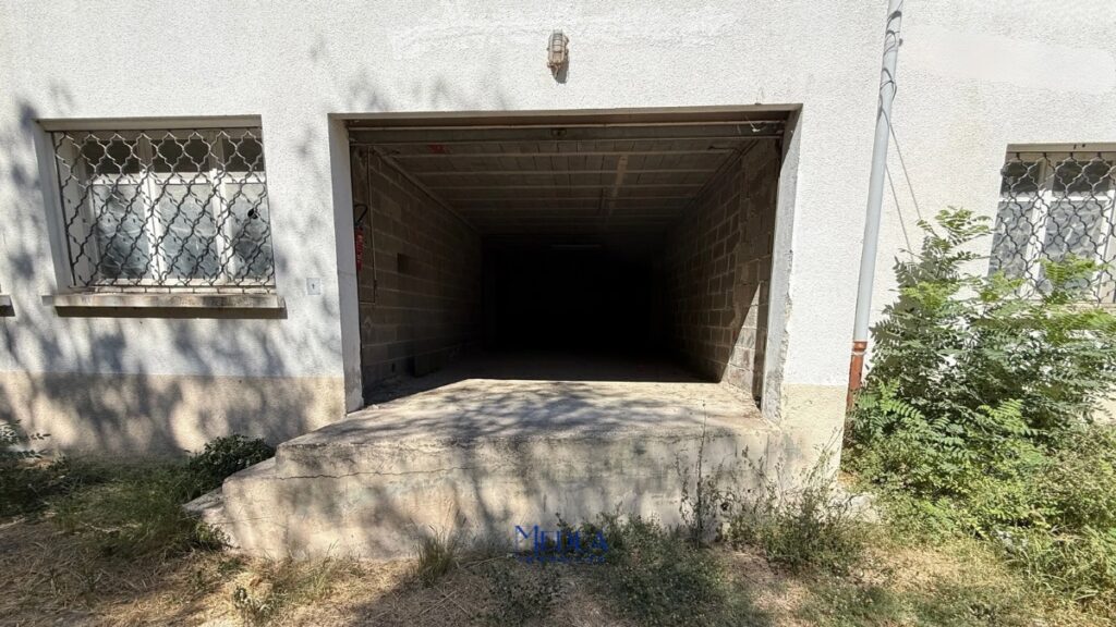 Entrée de garage sombre avec des fenêtres grillagées