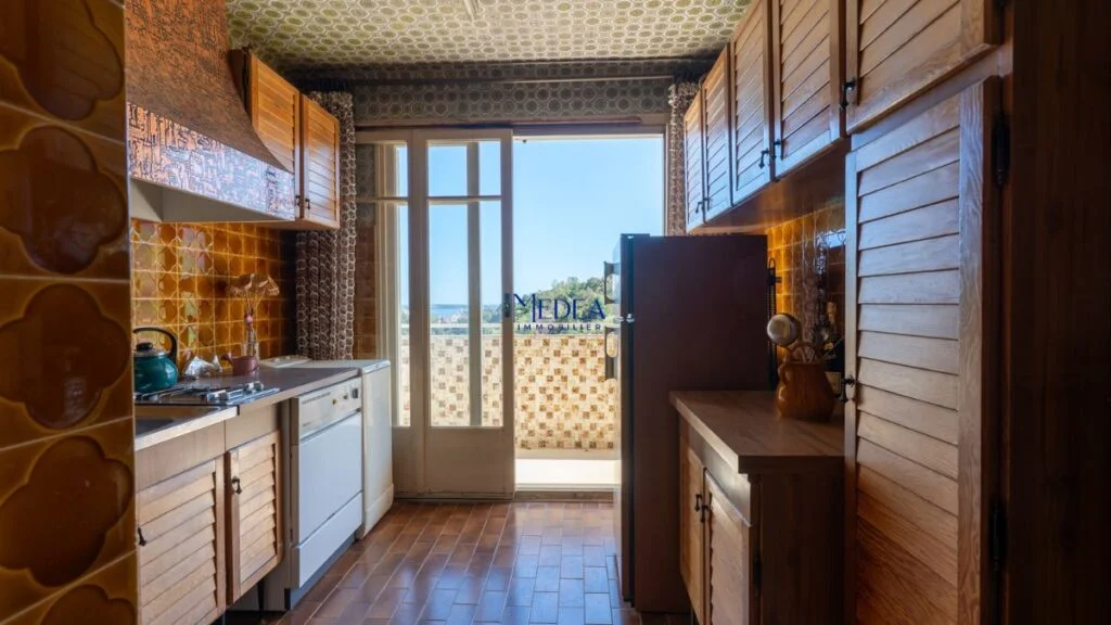 Cuisine avec vue sur balcon et vue sur la mer