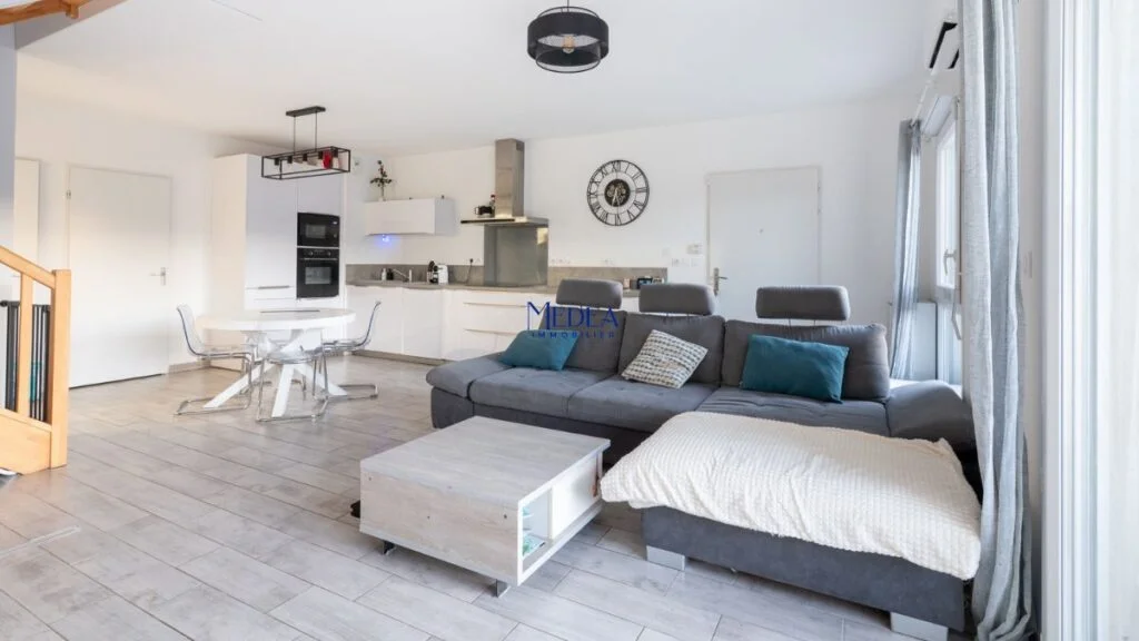 Salon moderne avec cuisine ouverte et coin repas