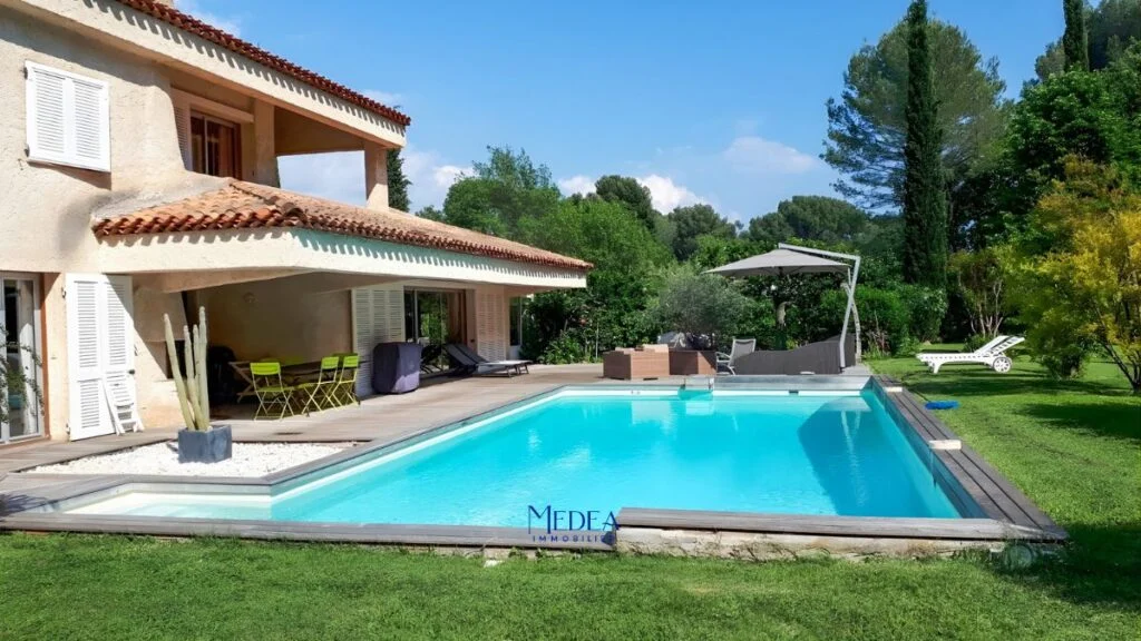 Maison avec piscine et jardin luxuriant