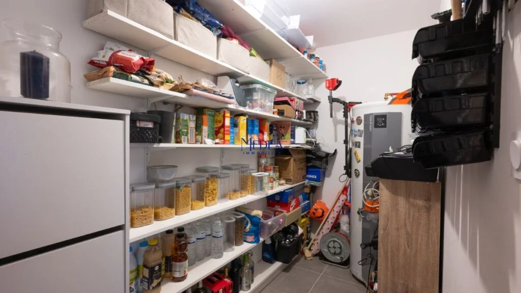 Gros garde-manger rempli de boîtes, bocaux et bouteilles